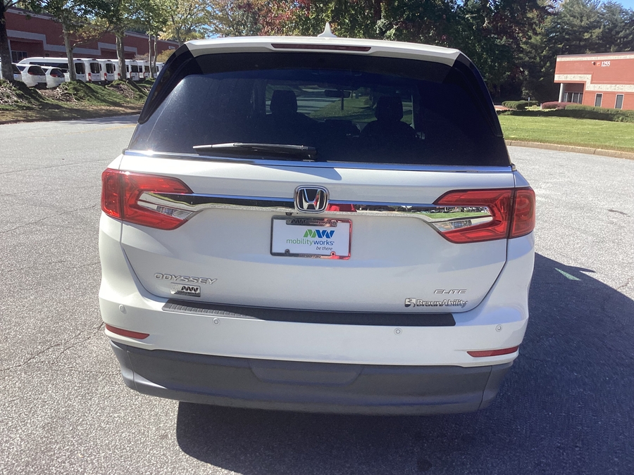 White Honda Odyssey image number 4