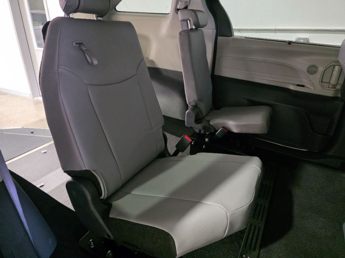 Grey Toyota Sienna image number 15