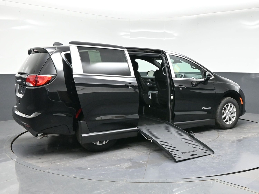 Black Chrysler Voyager image number 6