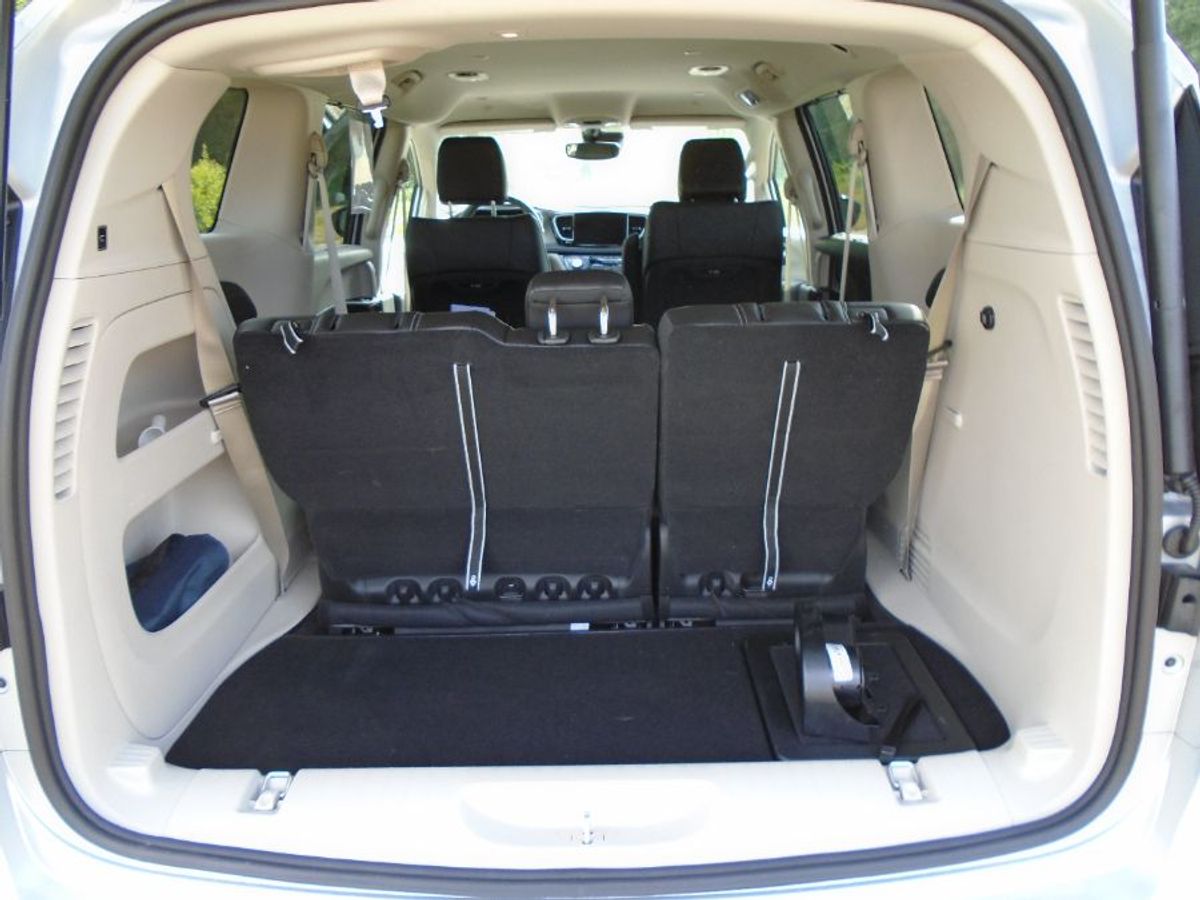 Silver Chrysler Pacifica image number 26