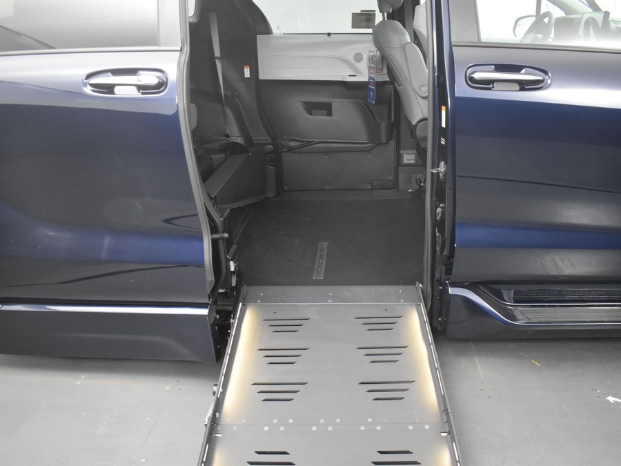 New 2025 Toyota Sienna Hybrid XLE Base - BraunAbility Side Entry Entry Fold Out Automatic Ramp