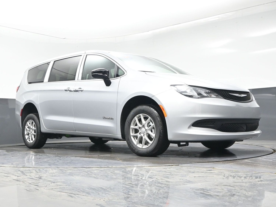 Silver Chrysler Voyager image number 17