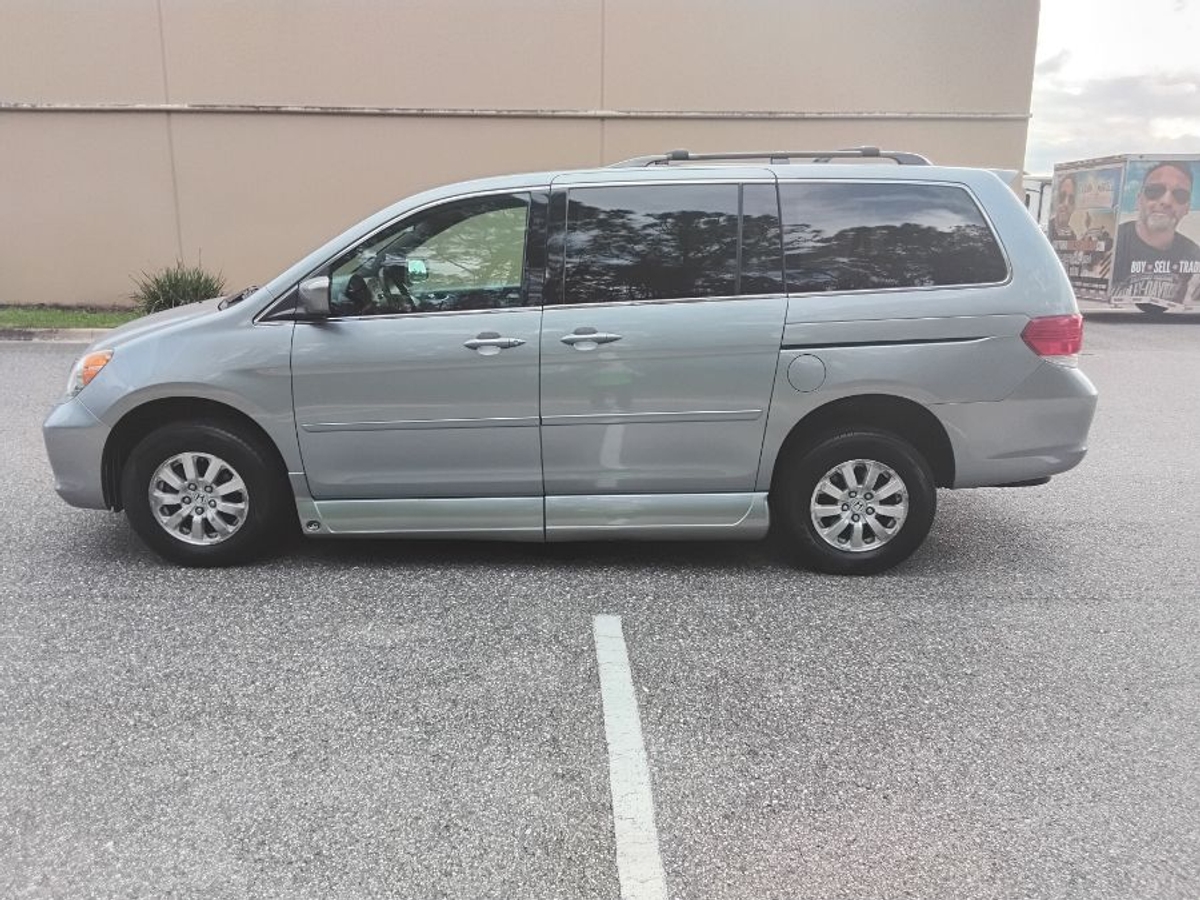 Blue Honda Odyssey image number 12