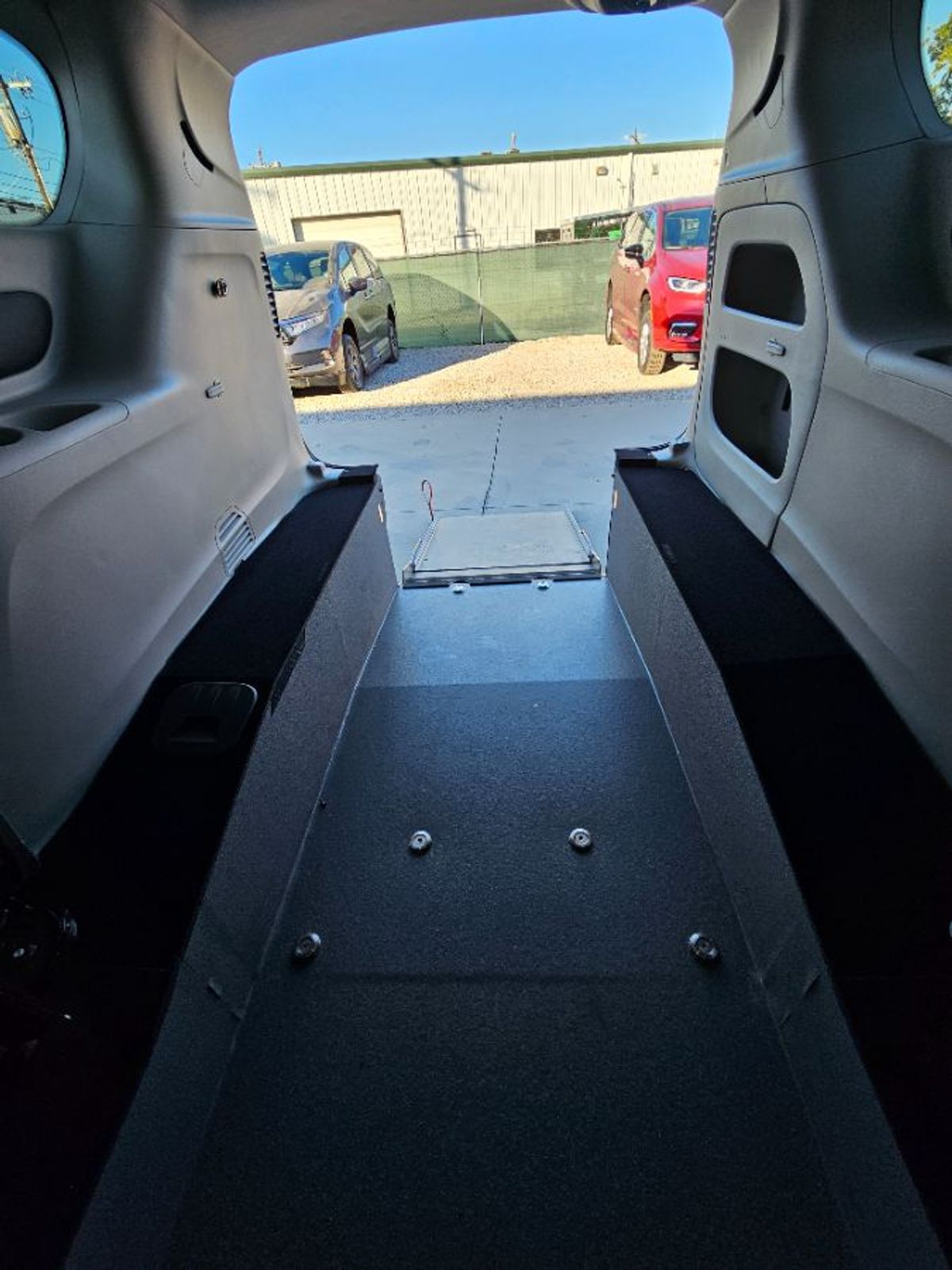 Silver Chrysler Pacifica image number 11