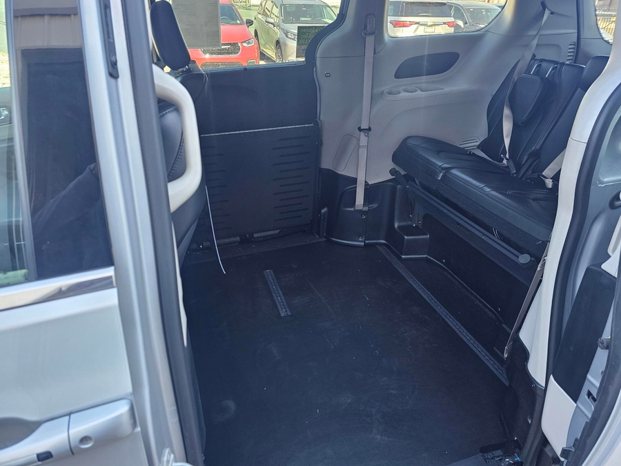 Silver Chrysler Pacifica image number 6