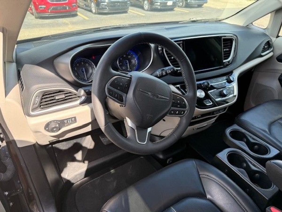 2023 CHRYSLER PACIFICA - Image 11