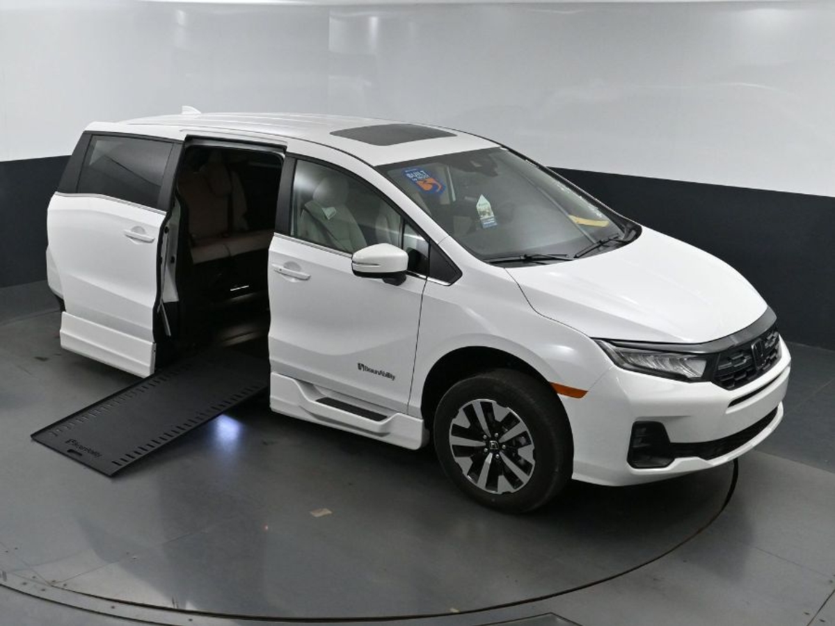 White Honda Odyssey image number 21