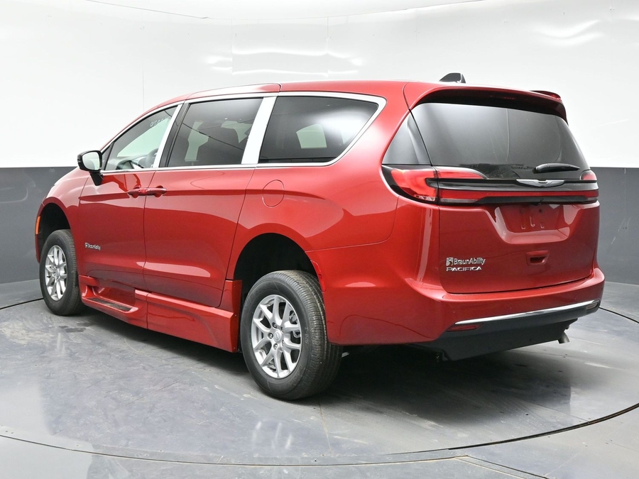 Red Chrysler Pacifica image number 15