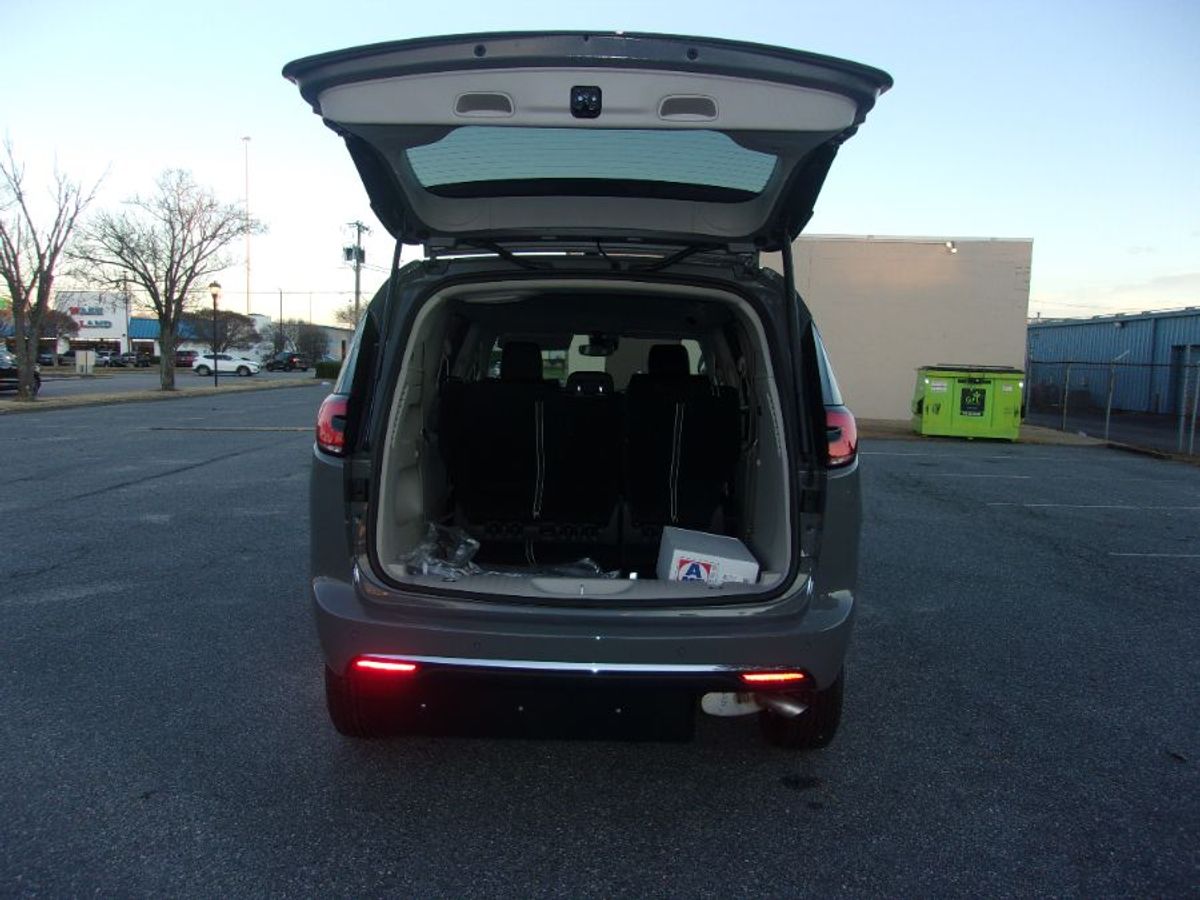 Grey Chrysler Pacifica image number 22