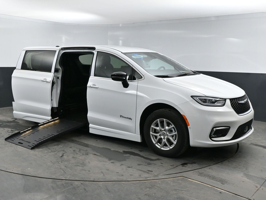 New 2025 Chrysler Pacifica Select Safety - BraunAbility Side Entry Entry Fold Out Automatic Ramp