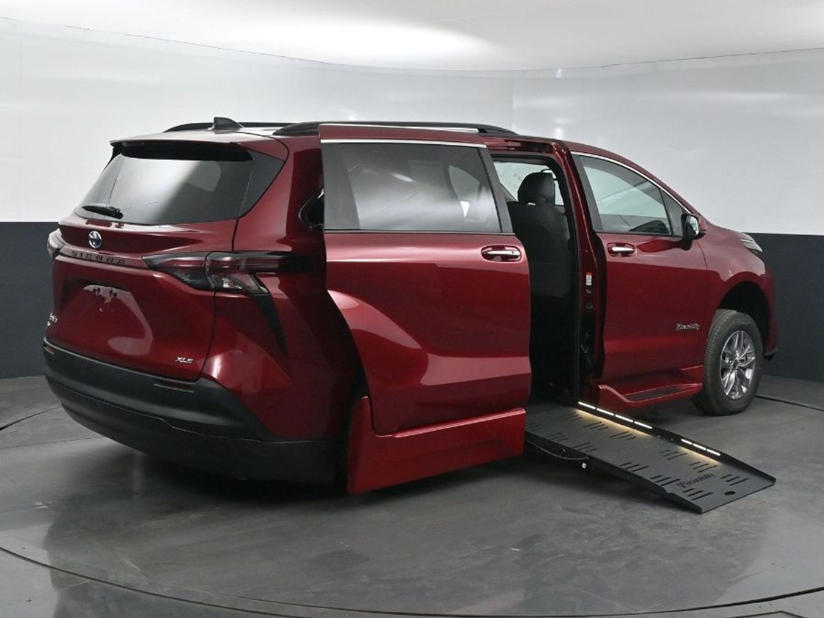 2025 TOYOTA SIENNA - Image 7