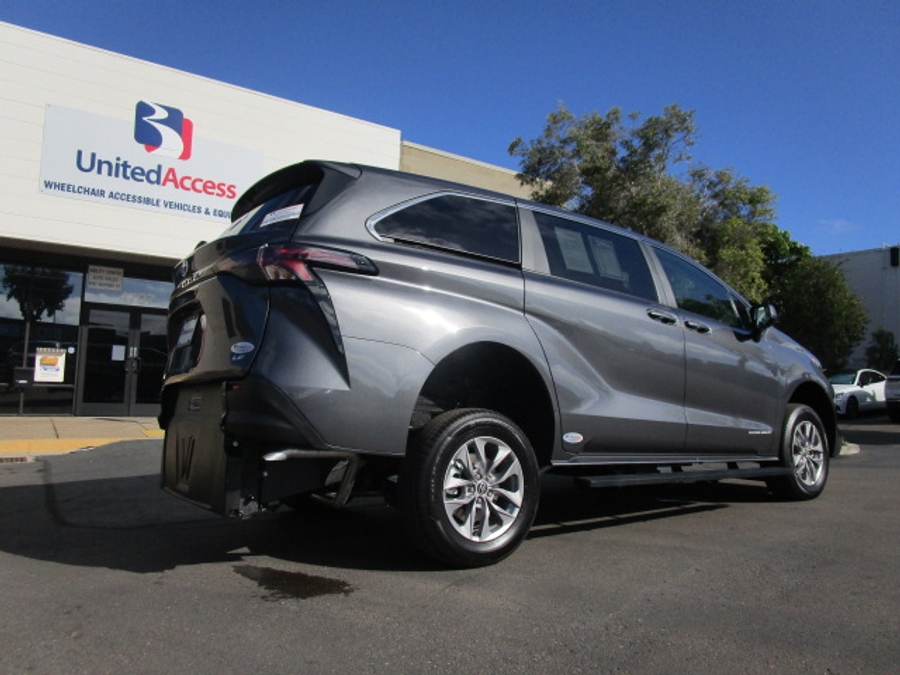 New 2025 Toyota Sienna Hybrid LE - Vantage Mobility Commercial Rear Entry Entry Fold Out Manual Ramp