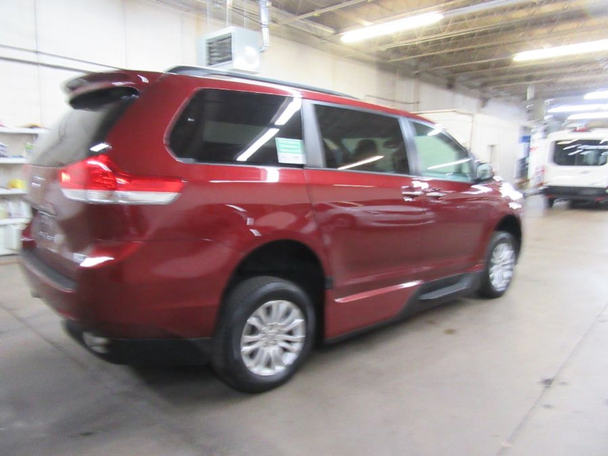 2014 TOYOTA SIENNA - Image 17