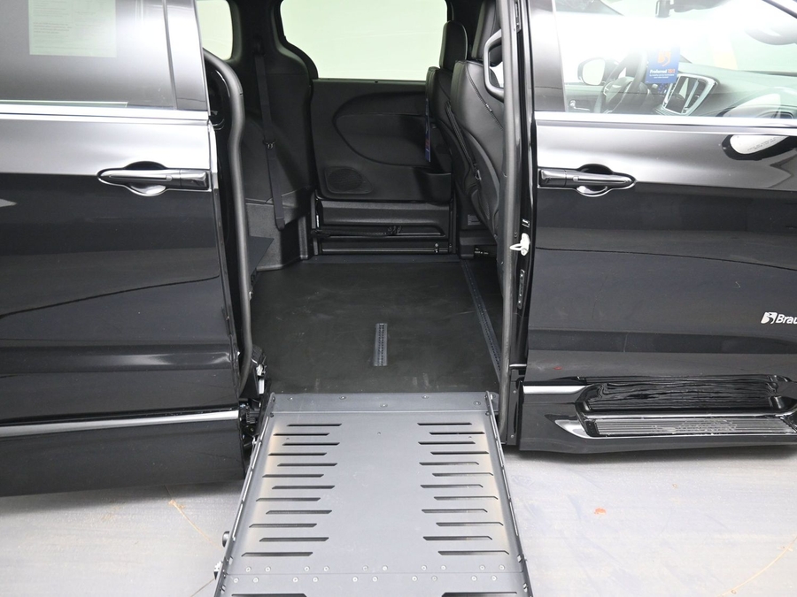 Black Chrysler Pacifica image number 10