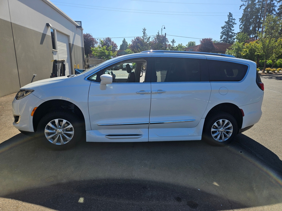 White Chrysler Pacifica image number 2