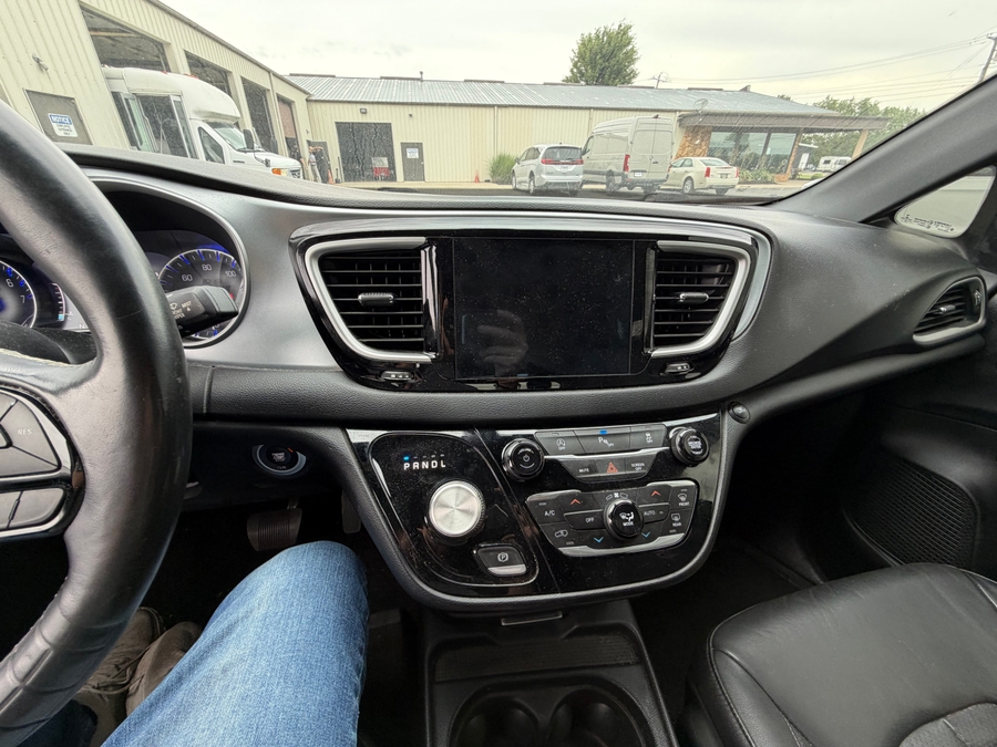 Black Chrysler Pacifica image number 17