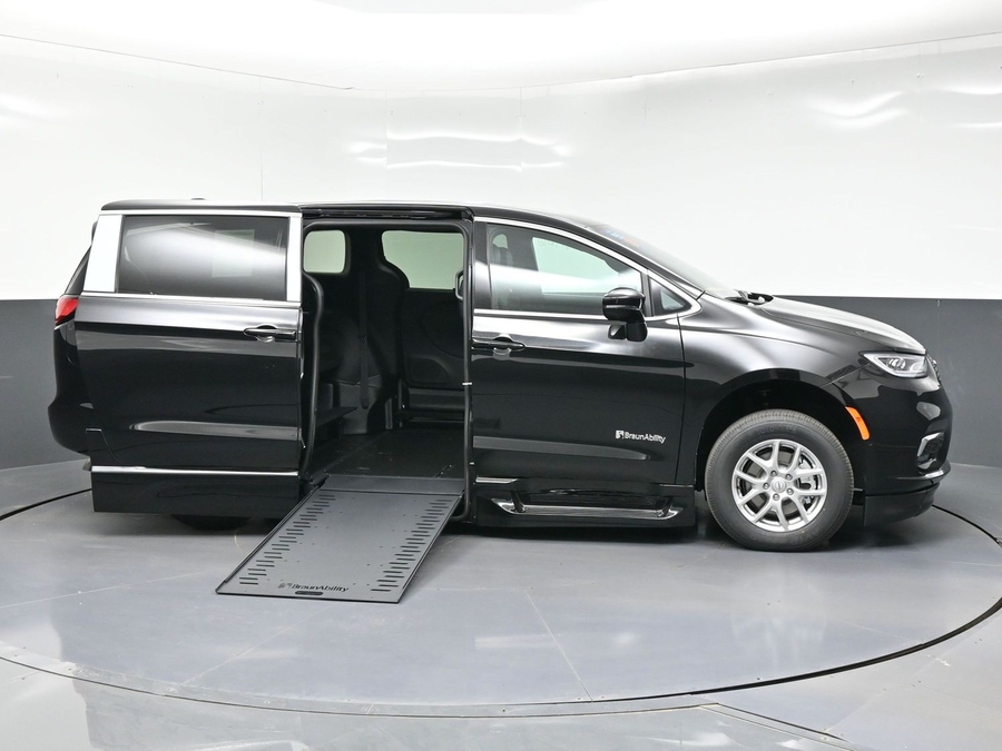 Black Chrysler Pacifica image number 7