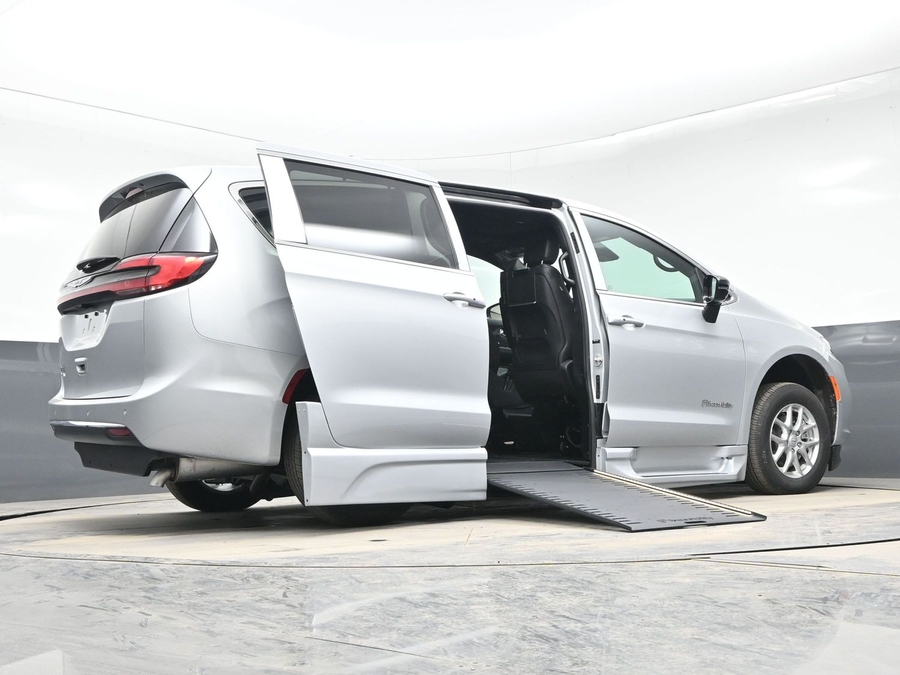 New 2026 Chrysler Pacifica Select Plus - BraunAbility Side Entry Entry In Floor Automatic Ramp