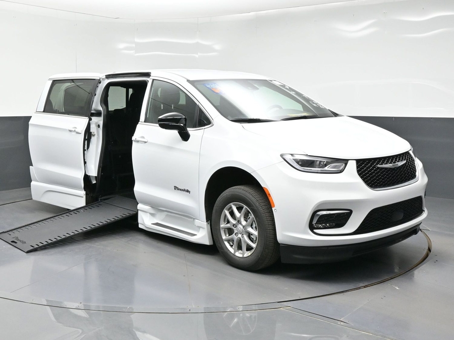 White Chrysler Pacifica image number 13