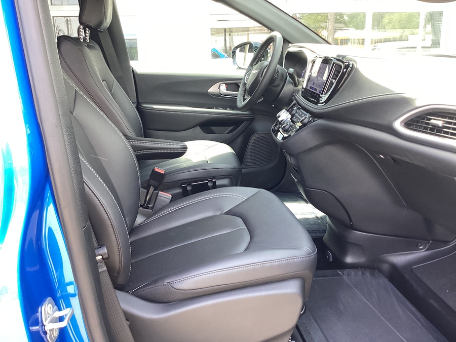 Blue Chrysler Pacifica image number 9