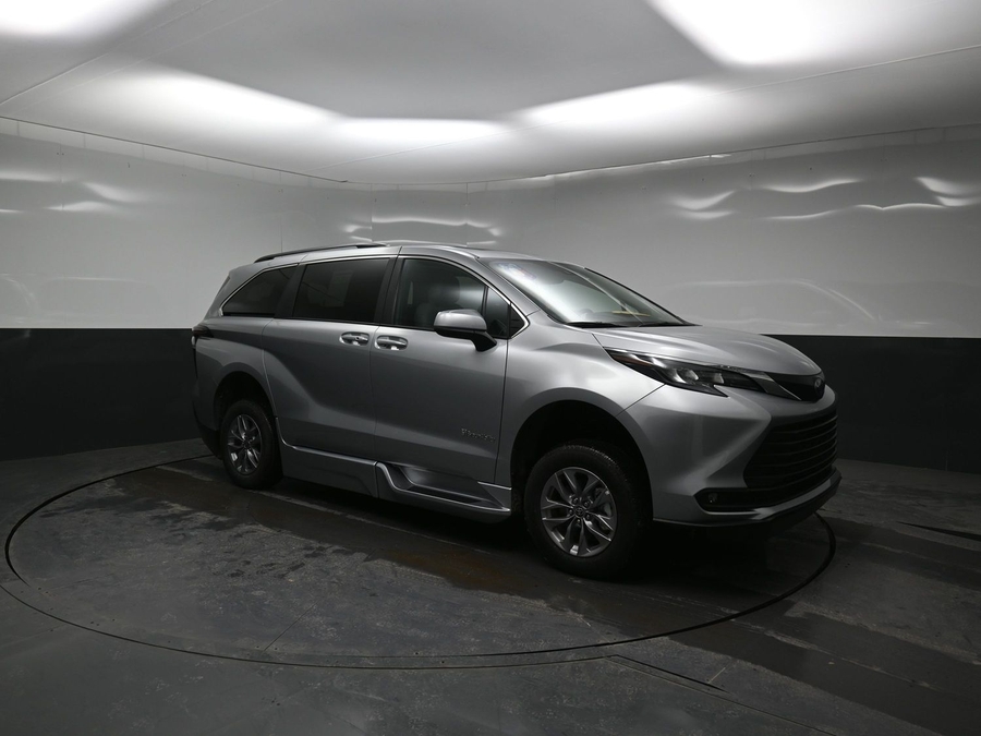 New 2025 Toyota Sienna Hybrid XLE Plus - BraunAbility Side Entry Entry Fold Out Automatic Ramp