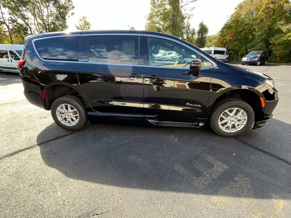 2025 CHRYSLER PACIFICA - Image 11