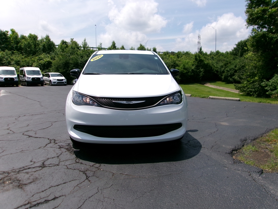 White Chrysler Voyager image number 22