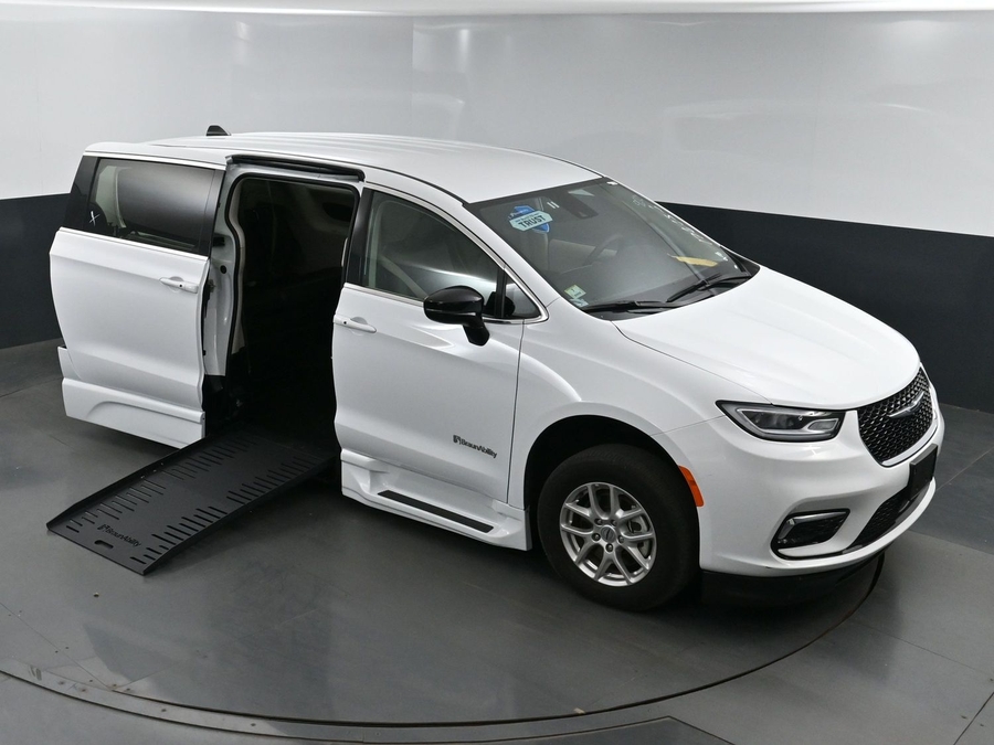 Used 2024 Chrysler Pacifica Touring L - BraunAbility Side Entry Entry Fold Out Automatic Ramp
