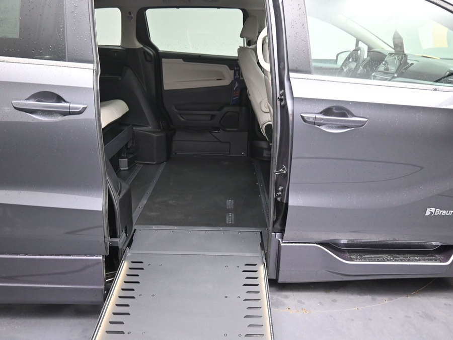 Grey Honda Odyssey image number 18