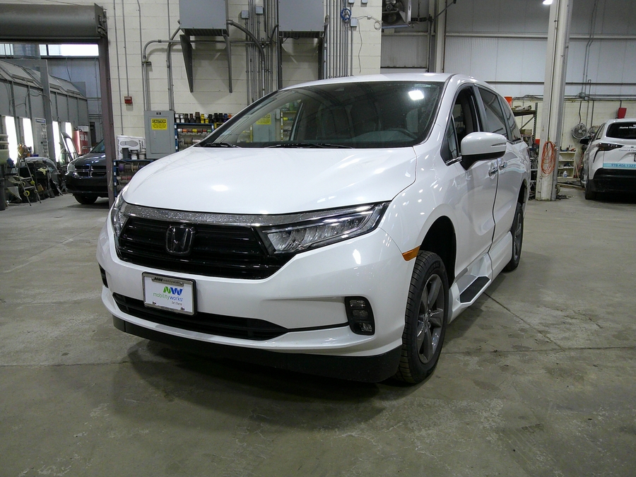 White Honda Odyssey image number 5