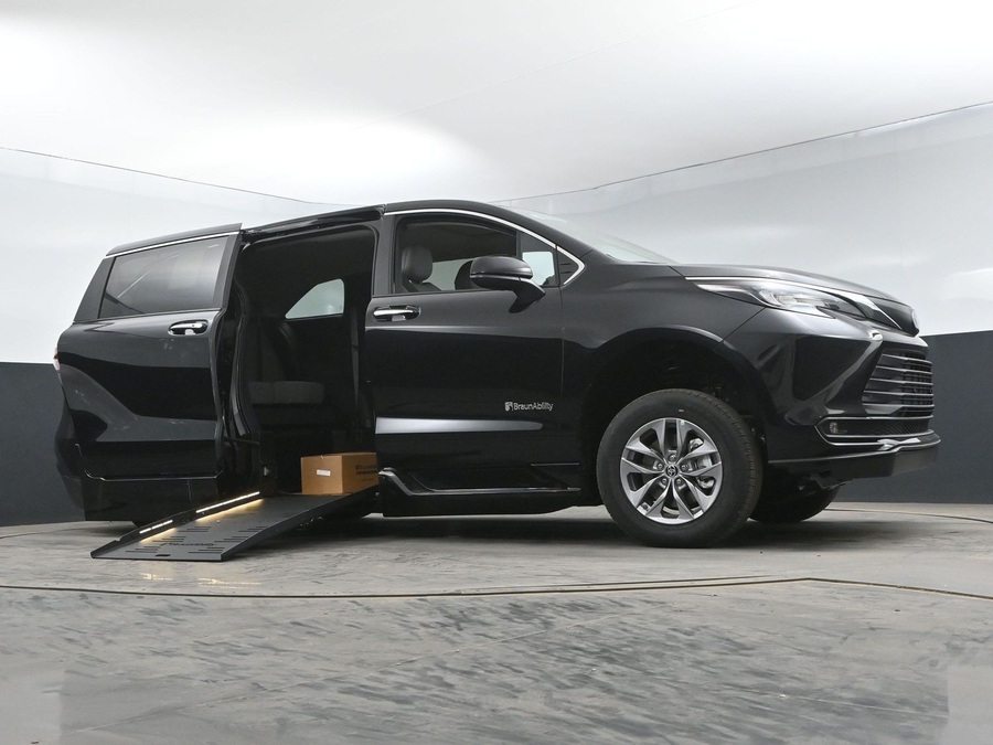 New 2025 Toyota Sienna Hybrid XLE Base - BraunAbility Side Entry Entry Fold Out Automatic Ramp