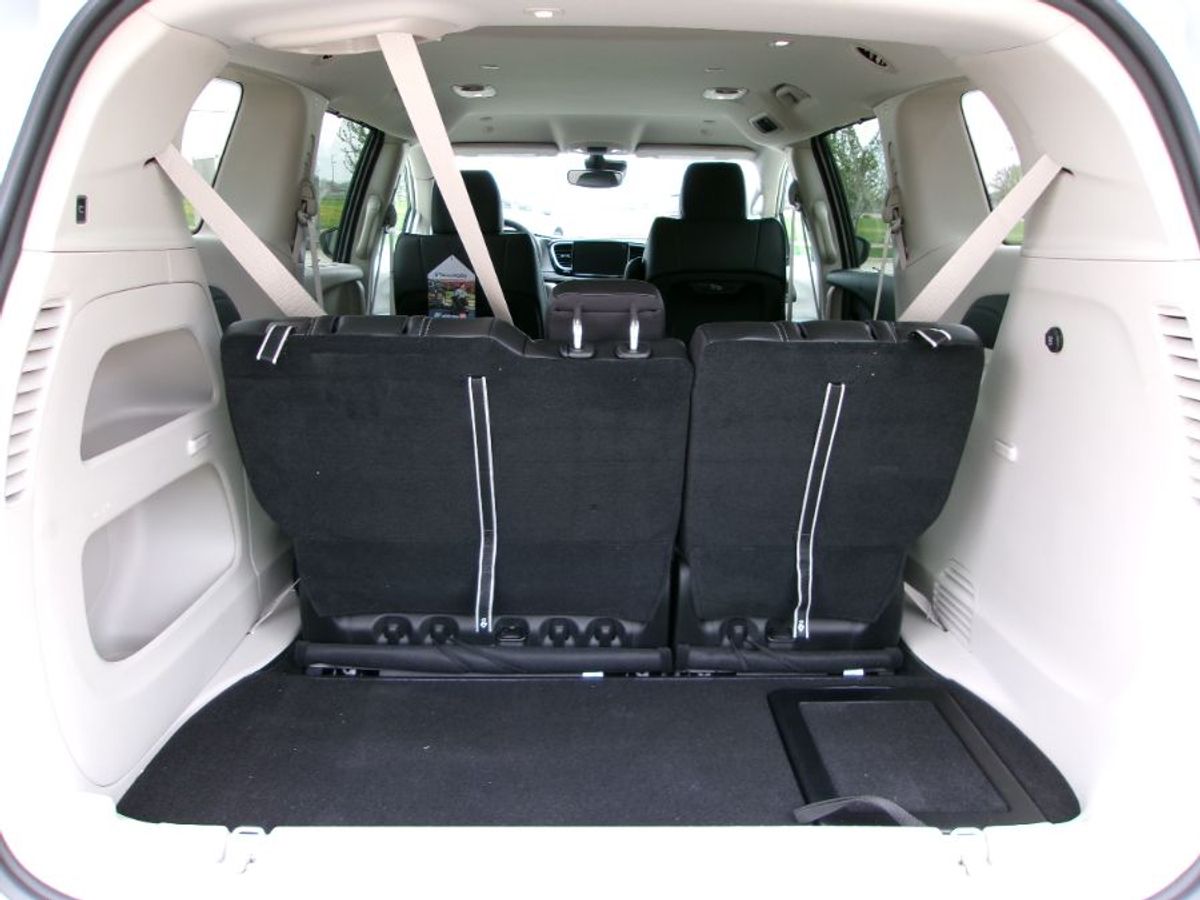 Silver Chrysler Pacifica image number 22