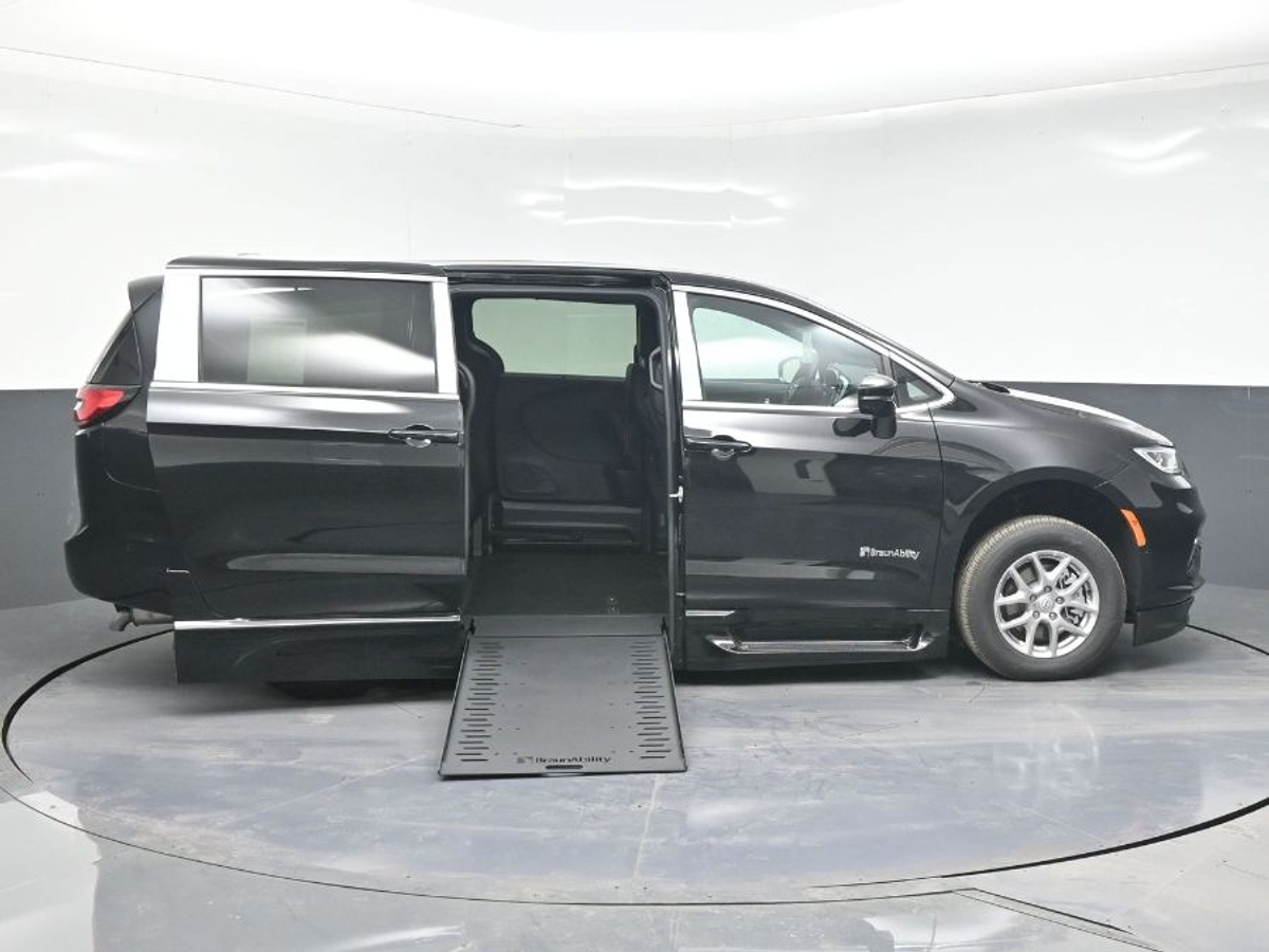 Black Chrysler Pacifica with Side Entry Automatic In Floor ramp