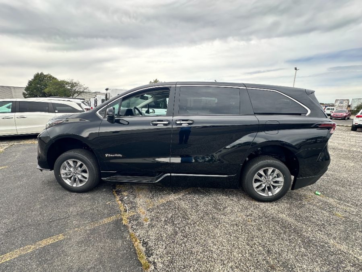 2025 TOYOTA SIENNA - Image 8
