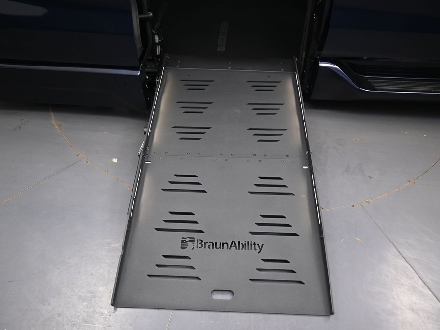 New 2026 Toyota Sienna Hybrid XLE Base - BraunAbility Side Entry Fold Out Automatic Ramp