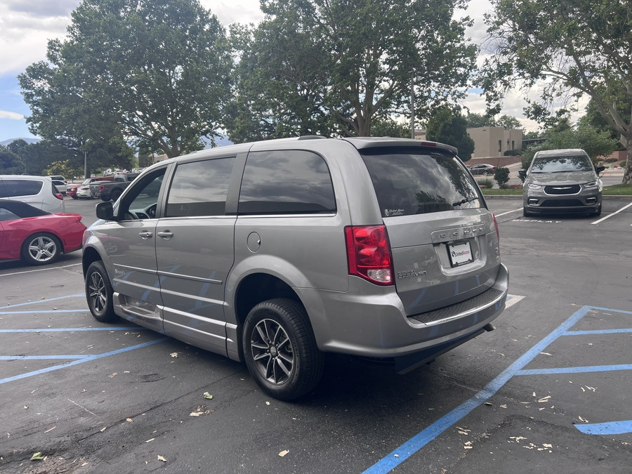 Used 2017 Dodge Grand Caravan SXT - BraunAbility Side Entry Entry Fold Out Automatic Ramp