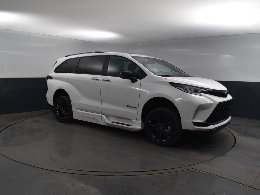New 2025 Toyota Sienna Hybrid LE - BraunAbility Side Entry Entry Fold Out Automatic Ramp