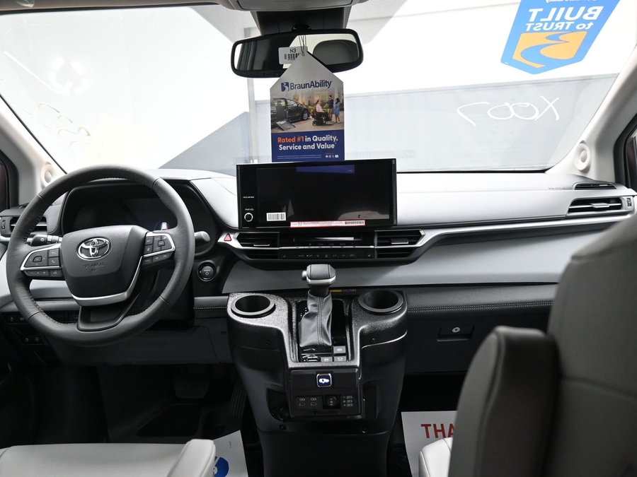 New 2025 Toyota Sienna Hybrid XLE Plus - BraunAbility Side Entry Entry In Floor Automatic Ramp
