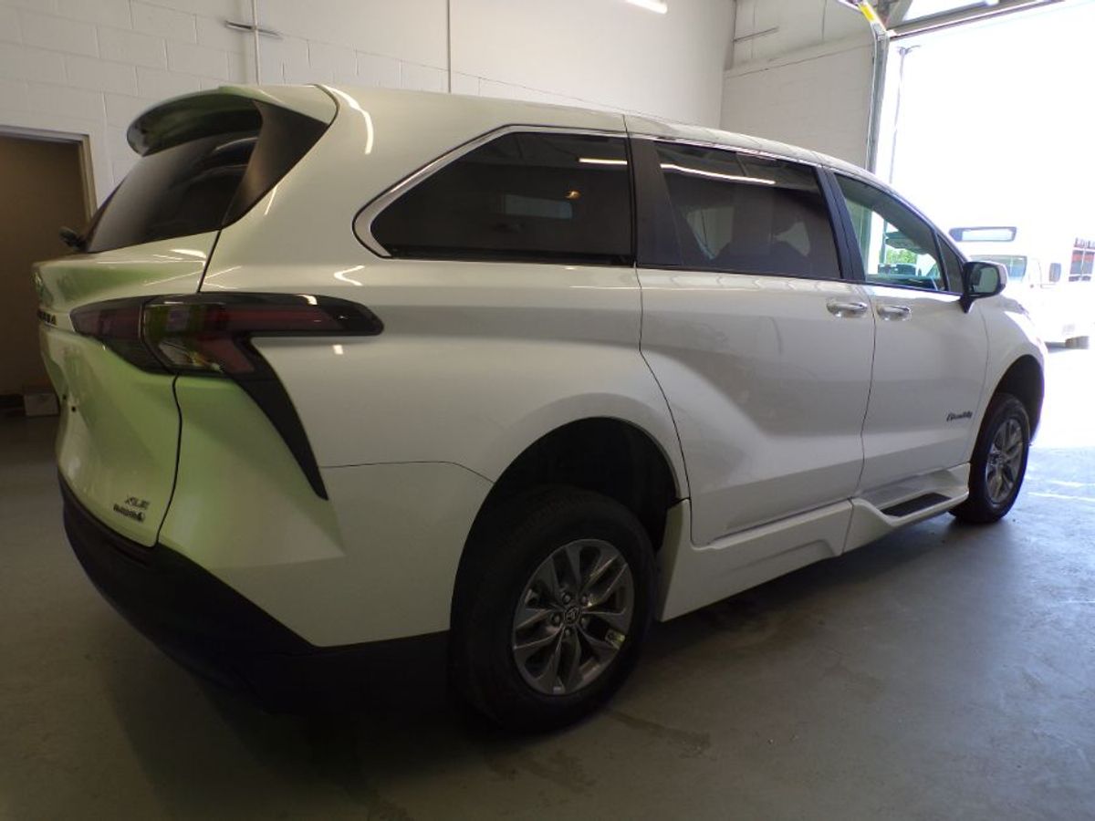 White Toyota Sienna image number 3