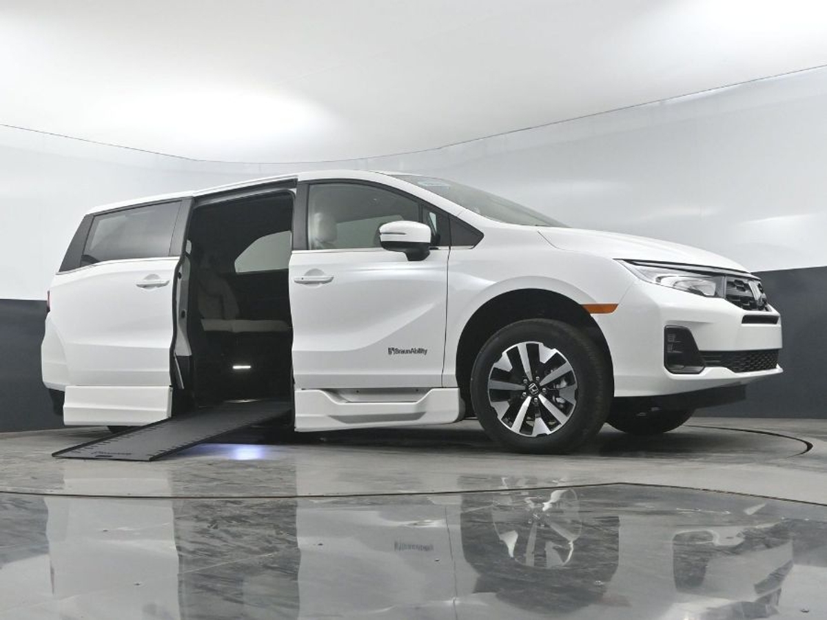 White Honda Odyssey image number 18