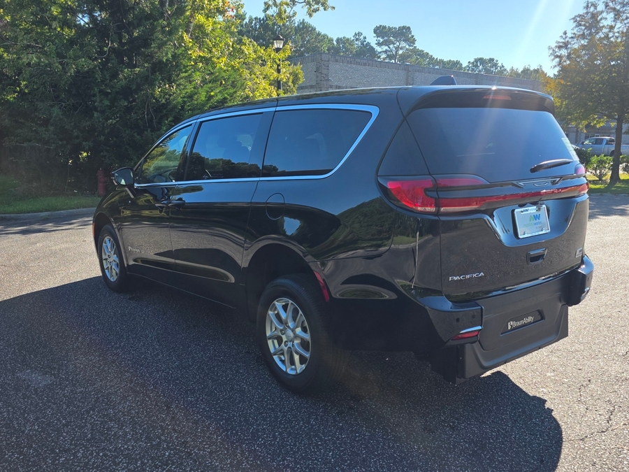 Black Chrysler Pacifica image number 10
