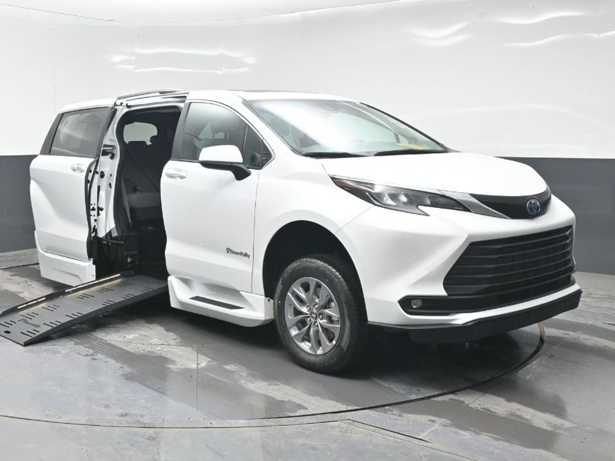 2025 Toyota Sienna XLE's photo