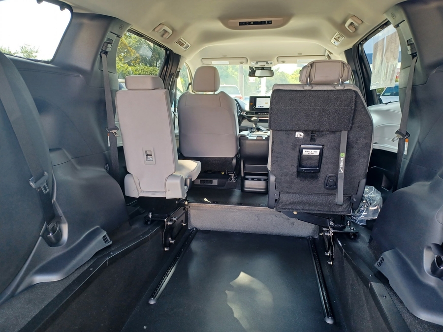 Black Toyota Sienna image number 1