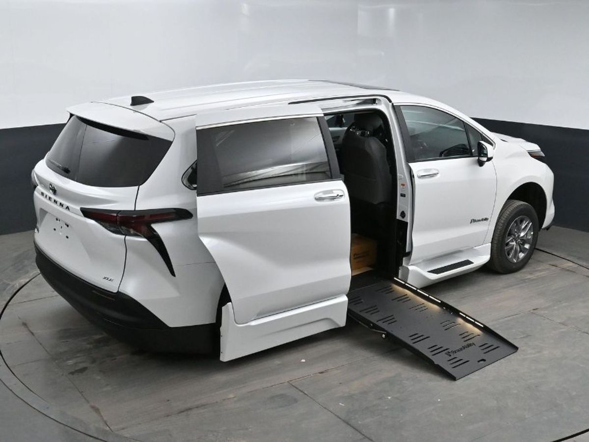 White Toyota Sienna image number 14
