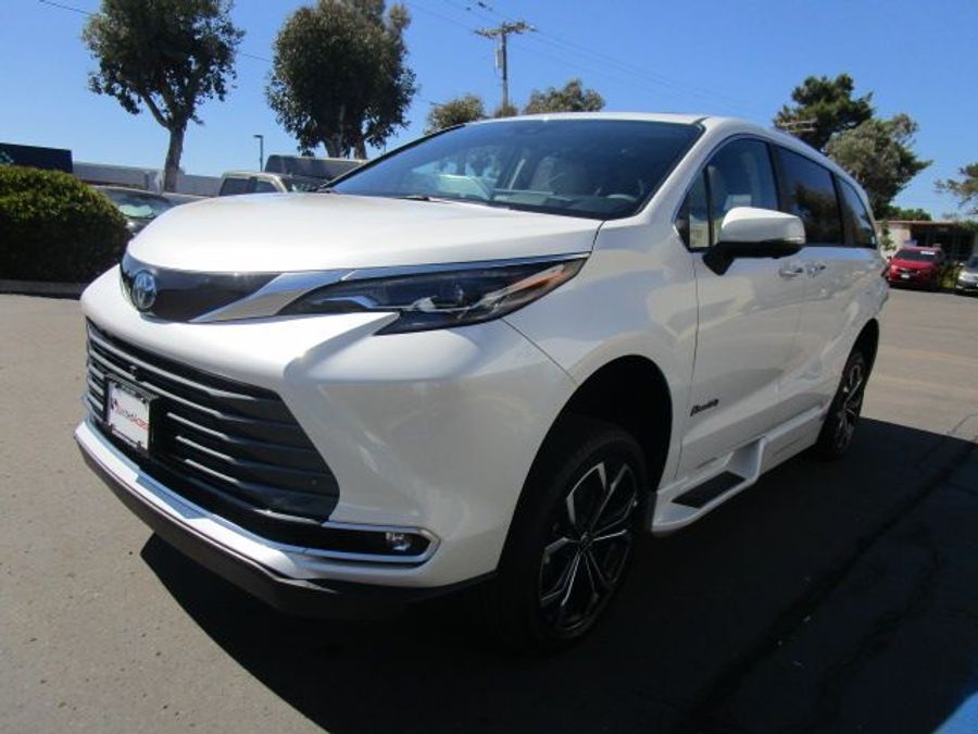 New 2025 Toyota Sienna Hybrid Platinum - BraunAbility Side Entry Entry Fold Out Automatic Ramp