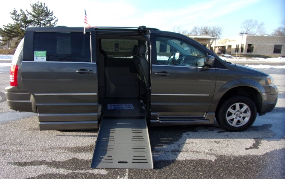 2010 Chrysler Town & Country Touring's photo