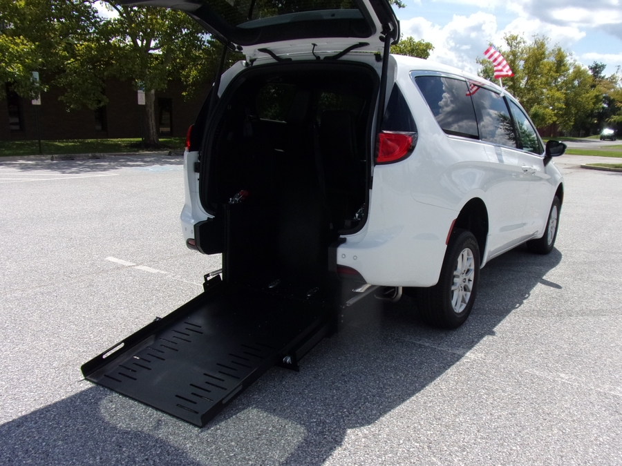 2027 Chrysler Voyager LX - Photo 9