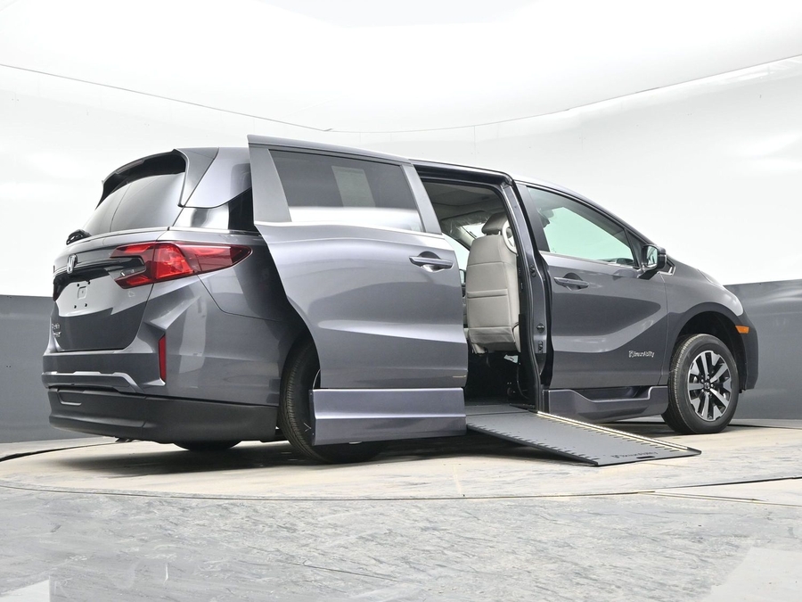 Grey Honda Odyssey image number 18