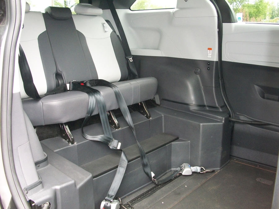 Grey Toyota Sienna image number 3