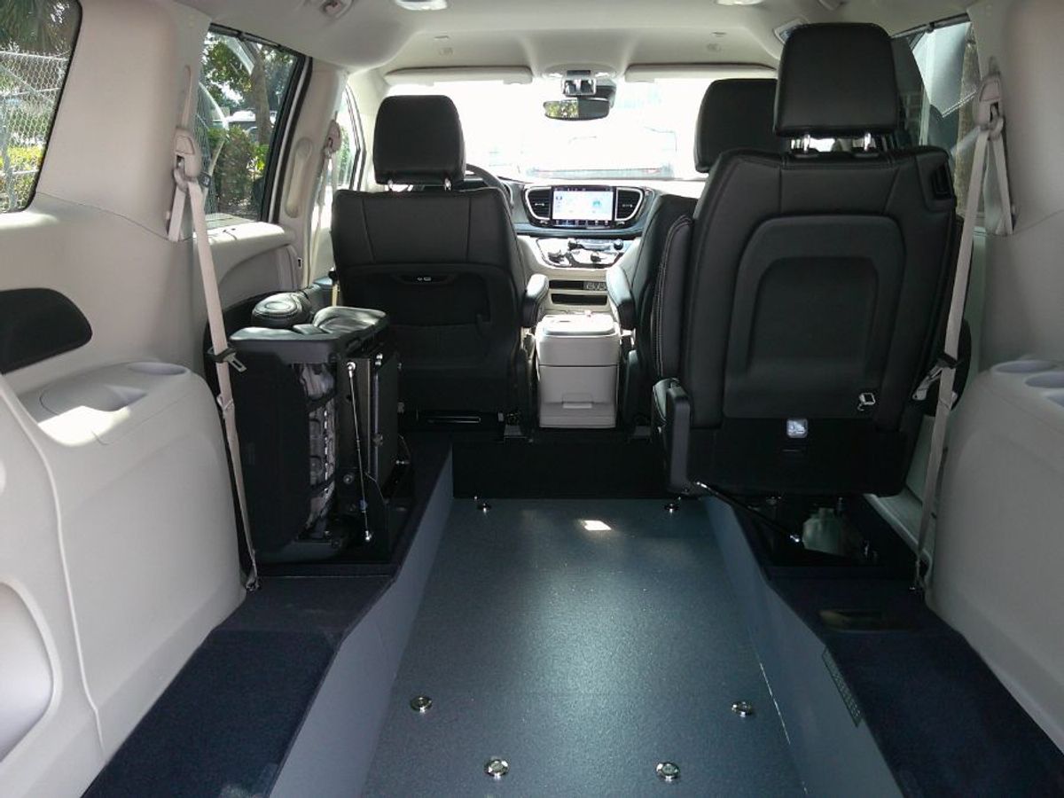 Silver Chrysler Pacifica image number 2